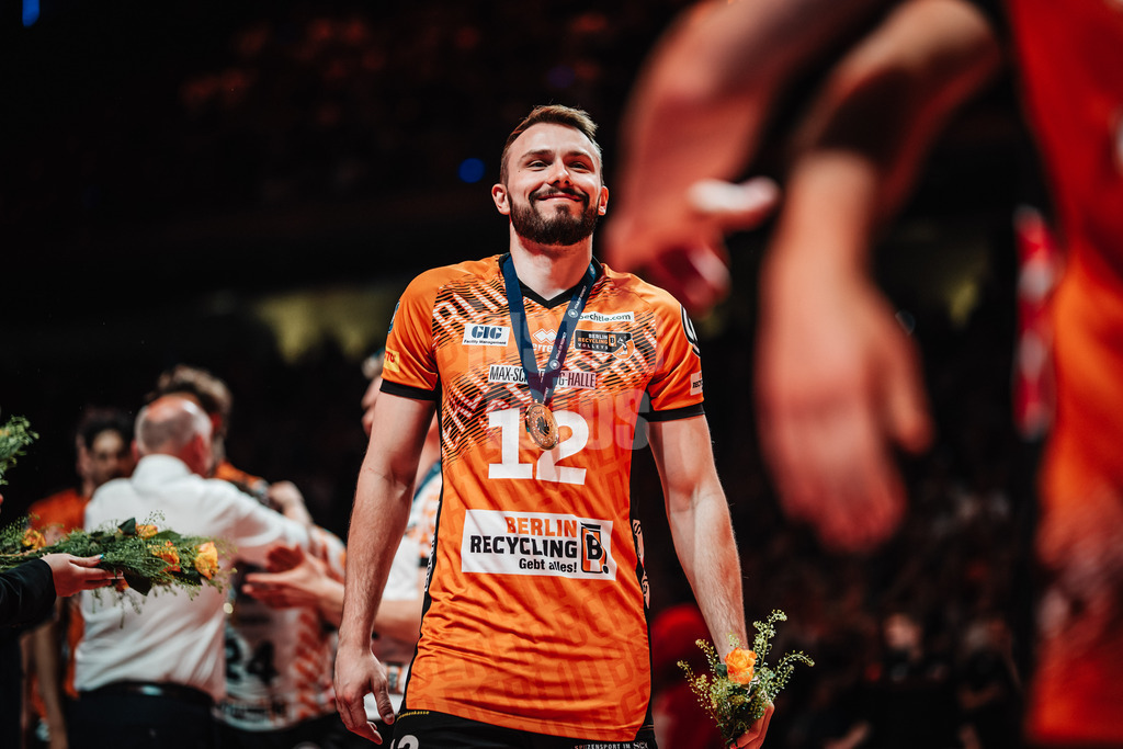 Volleyball | Herren | Saison 2024/2025 | 1. Volleyball Bundesliga Männer | Finale | BERLIN RECYCLING Volleys vs. SVG Lüneburg | 03.05.2025 | Jan Bozydar Fornal (#12, Berlin Recycling Volleys) bei der Siegerehrung