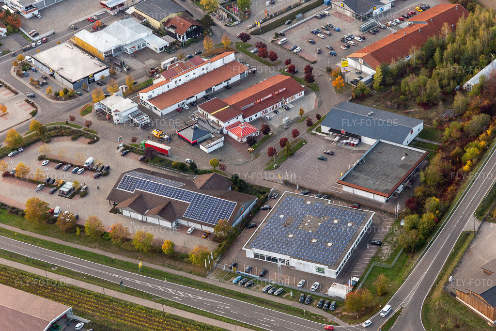 Schuh One, ALDI und Autohaus Euler | Luftbild: Schuh One, ALDI und Autohaus Euler in Bad Bergzabern im Bundesland Rheinland-Pfalz in Deutschland. Foto: IMG_123493.jpg vom 19.10.2020 durch ©2025 Werner Riehm fly-foto.de/copyright - Realisiert mit Pictrs.com