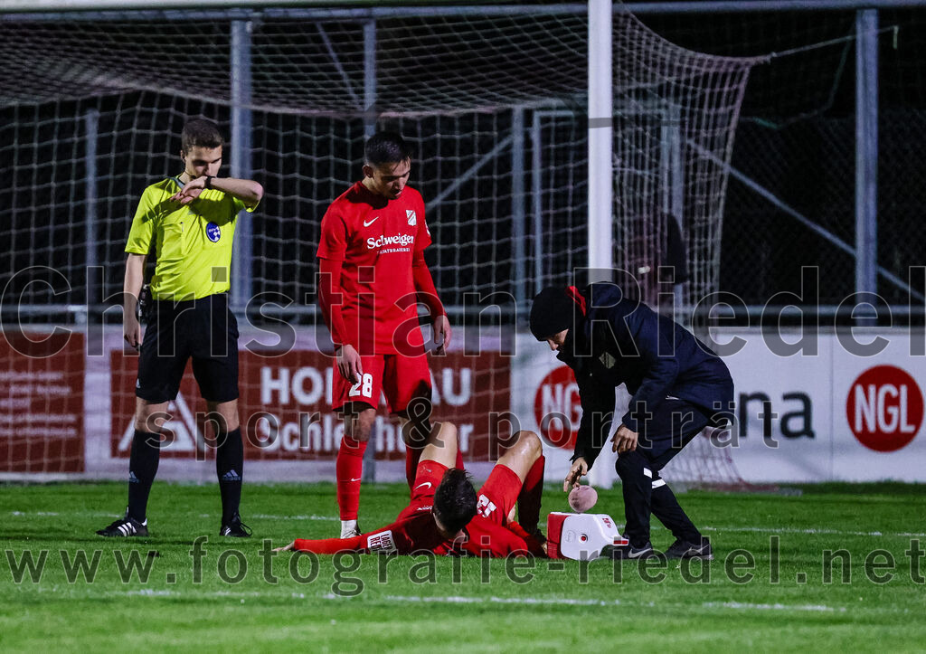2024-03-28_031_FC_Schwaig_gegen_VfB_Forstinning | Oberding, Deutschland, 28.03.2024:
Fußball, Landesliga Südost 2023 / 2024, 27. Spieltag, FC Schwaig gegen VfB Forstinning, Endergebnis: 2:1

Schiedsrichter Philipp Spateneder, Matija Milic (VfB Forstinning, #28), Niklas Mayer (VfB Forstinning, #13)

Foto: Christian Riedel / fotografie-riedel.net
