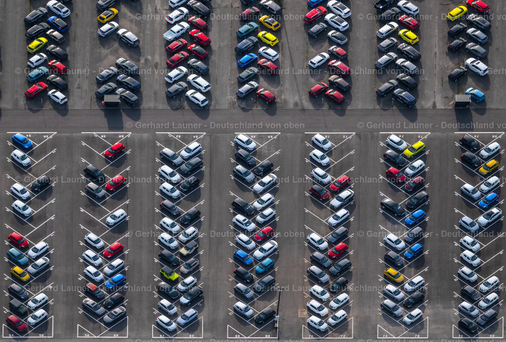 4030596 | BREMERHAVEN 01.06.2020 Senkrecht- Luftbild aus der Satelliten- Perspektive vom Parkplatz und Abstellfläche für Automobile - PKW am Überseehafen in Bremerhaven im Bundesland Bremen, Deutschland. // Vertical aerial view from the satellite perspective of the parking and storage space for automobiles on Ueberseehafen in Bremerhaven in the state Bremen, Germany. Foto: Gerhard Launer