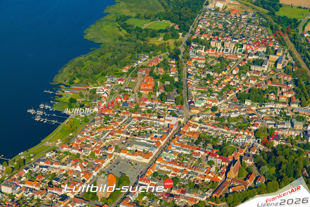 Ribnitz am Markt Ribnitz-Damgarten Bild- Das Luftbild wurde 2025 vom UL-Flugzeug heraus erstellt ( keine Drohne bzw. Drohnenaufnahme ) - Hochauflösende Luftaufnahme -Nicht vergleichbar mit Google Maps oder Satelittenbilder- Die Geschenkidee !Mit Lizenz und Bildrechte bestellbar - CC