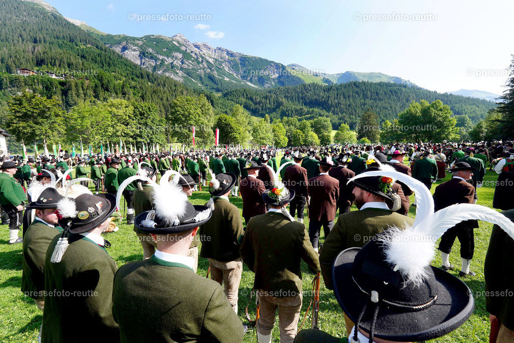 a-news-2023-Juli23-Regimentsschuetzenfest-FELDMESSE-ww-DSC02188 | Info aus dem Bezirk Reutte/Ausserfern Tirol sowie eine umfangreiche Bilddatenbank über die gesamte Region: Lechtal, Talkessel Reutte, Tannheimertal, Zwischentoren. Lech, Plansee, Zugspitze, Grenztunnel, B179, Fernpassstraße, Verkehr, Lawinen, Tradition, - Realisiert mit Pictrs.com