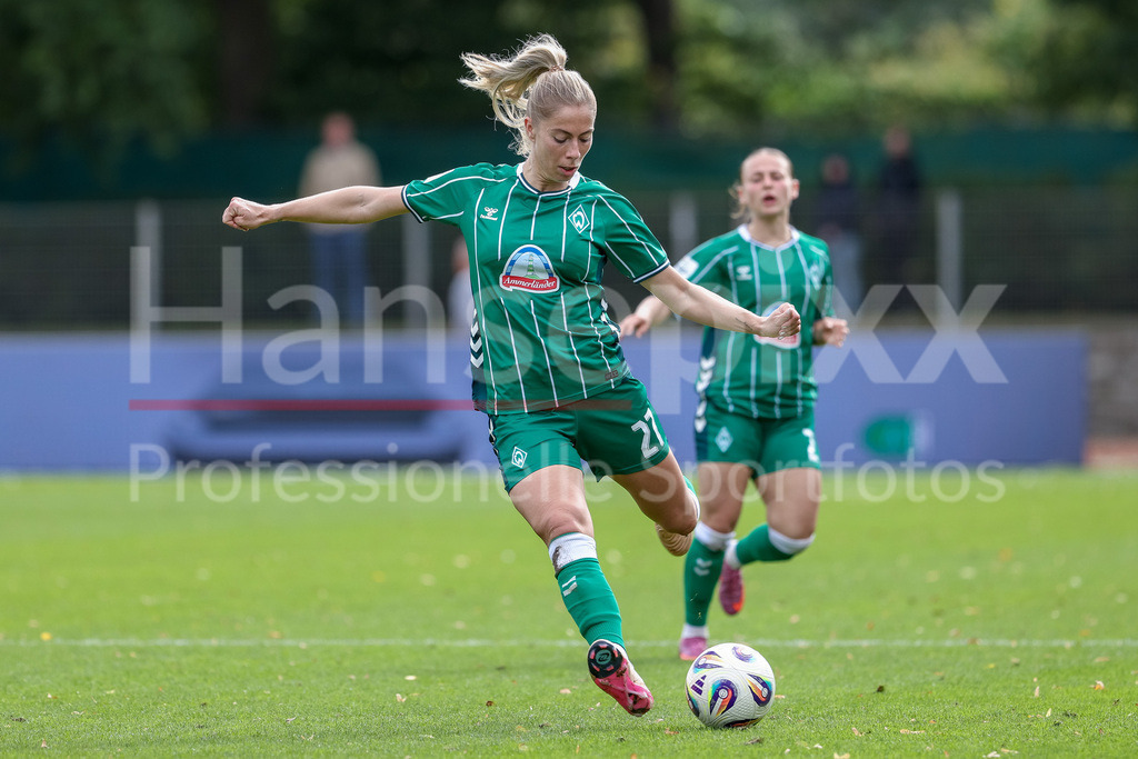 Fussball, Google Pixel Frauen-Bundesliga, SV Werder Bremen - TSG 1899 Hoffenheim | Sharon Beck (SV Werder Bremen, 27) am Ball, Einzelbild, Ganzkörper, Aktion, Action, Spielszene, DIE DFB-RICHTLINIEN UNTERSAGEN JEGLICHE NUTZUNG VON FOTOS ALS SEQUENZBILDER UND/ODER VIDEOÄHNLICHE FOTOSTRECKEN. DFB REGULATIONS PROHIBIT ANY USE OF PHOTOGRAPHS AS IMAGE SEQUENCES AND/OR QUASI-VIDEO.