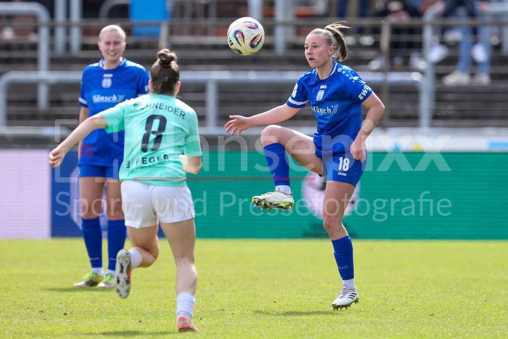Fussball, 2. Frauen-Bundesliga, SV Meppen - SC Sand | v.li.: Kim Schneider (SC Sand, 8) und Lana Hubbeling (SV Meppen, 18) im Zweikampf, Duell, Dynamik, Aktion, Action, Spielszene, DIE DFB-RICHTLINIEN UNTERSAGEN JEGLICHE NUTZUNG VON FOTOS ALS SEQUENZBILDER UND/ODER VIDEOÄHNLICHE FOTOSTRECKEN. DFB REGULATIONS PROHIBIT ANY USE OF PHOTOGRAPHS AS IMAGE SEQUENCES AND/OR QUASI-VIDEO.