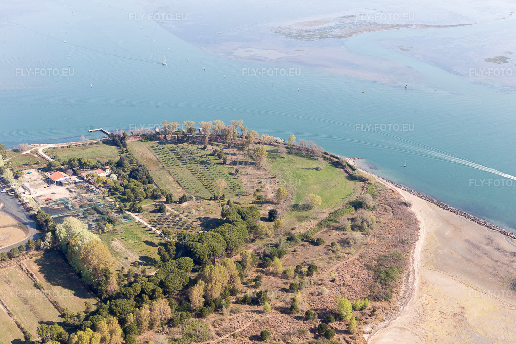 Vue aérienne: Vue de la ville à Caserma di Canal Muro dans le département Frioul-Vénétie Julienne, Italie. Photo: IMG_098051.jpg prise le 03/04/2017 par Werner Riehm/FLY-FOTO.eu – Résolution de l'original: 5472 x 3648 px