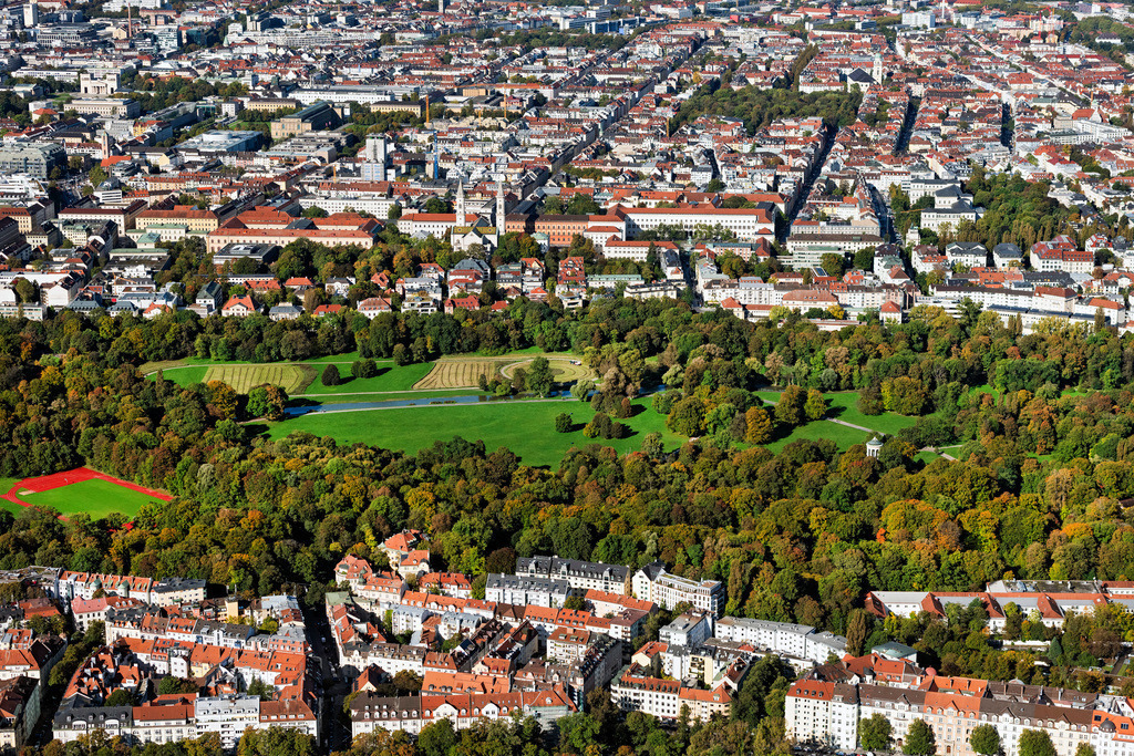 dr__0054106.jpg | MüNCHEN 07.10.2024 Der Erholungspark Englischer Garten in München im Bundesland Bayern. Die besonders im Hochsommer als Liegeflächen besuchten Wiesen- und Freiflächen des Parks genutzten Freiflächen werden von der Bayerischen Verwaltung der staatlichen Schlösser, Gärten und Seen unterhalten. Der Englische Garten in München zählt zu den größten innerstädtischen Parks weltweit. // The leisure area Englischer Garten (English Garden) in Munich in the state of Bavaria. The popular greens and open spaces of the park are mainly used in summer and are administrated by the Bavarian Administration of castles, gardens and lakes. The English Garden is on of the largest inner city parks in the world. Foto: Daniel Reiter