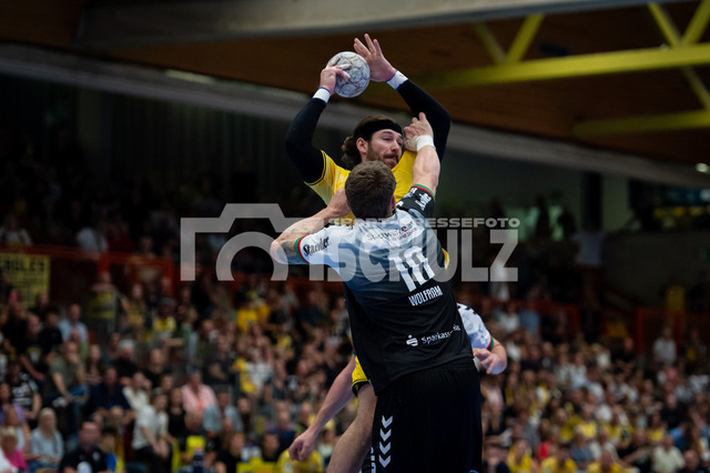 20250920schulz257 | 20.09.2025 Handball: 2. Bundesliga 4. Spieltag HSG Krefeld - TUSEM Essen, Glockenspitzhalle, Julius Rose (HSG Krefeld,No.63) wird im Sprung bedrängt von Finn Wolfram (TUSEM Essen,No.10) - Realisiert mit Pictrs.com