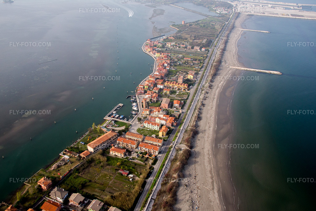 Aerial view: View of the town in San Pietro in Volta in the state Veneto, Italy.Photo: IMG_087468.jpg taken on 04/06/2016 by Werner Riehm/FLY-FOTO.comResolution of the original: 5159 x 3439 px
