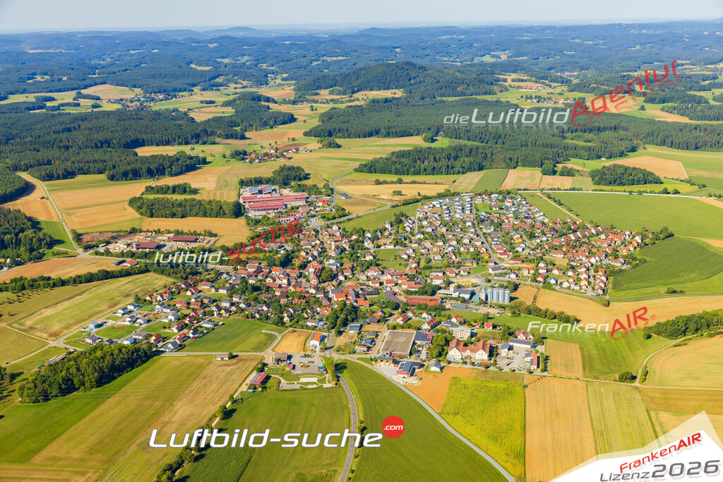 Luftaufnahme der Stadt Edelsfeld - Die Luftaufnahme wurde 2025 vom UL-Flugzeug heraus erstellt ( keine Drohne ) - Hochauflösende Luftaufnahme - für professionelle Ausdrucke geeignet. Die Geschenkidee !Mit Lizenz und Bildrechte bestellbar