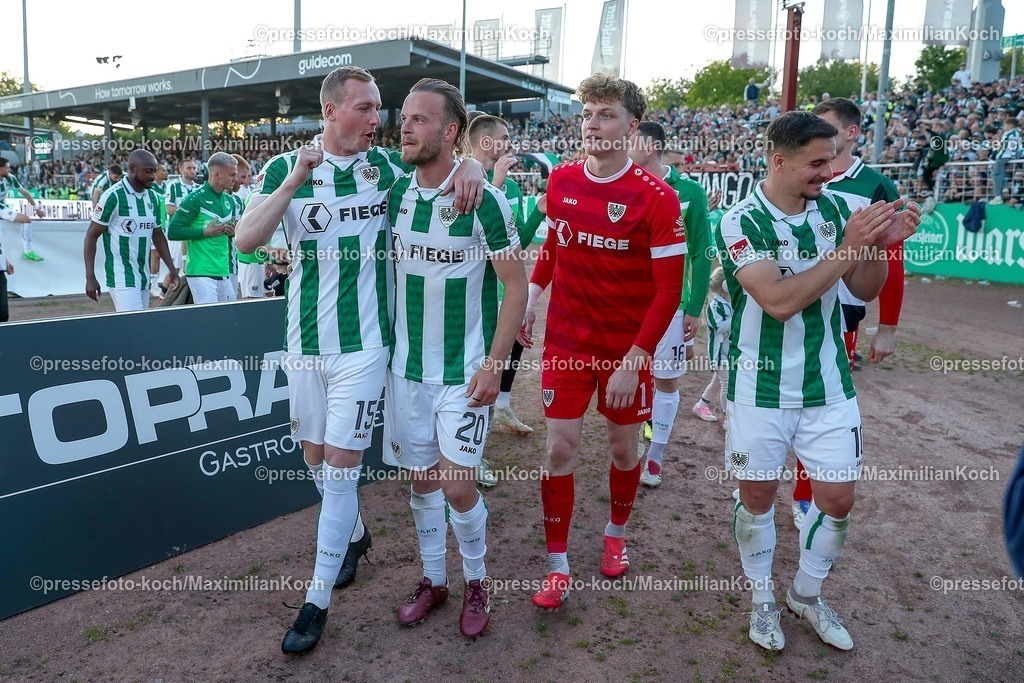 SCP09052502300 | 09.05.2025, Fußball, Preußen Münster - Hertha BSC, 2. Fußball Bundesliga, 33. Spieltag, Preußenstadion, Saison 2024 2025: Sebastian Mrowca (Preussen Muenster #10) zusammen mit Jorrit Hendrix (Preussen Muenster #20) und Torwart Johannes Schenk (Preussen Muenster #01) DFB regulations prohibit any use of photographs as image sequences and or quasi-video.