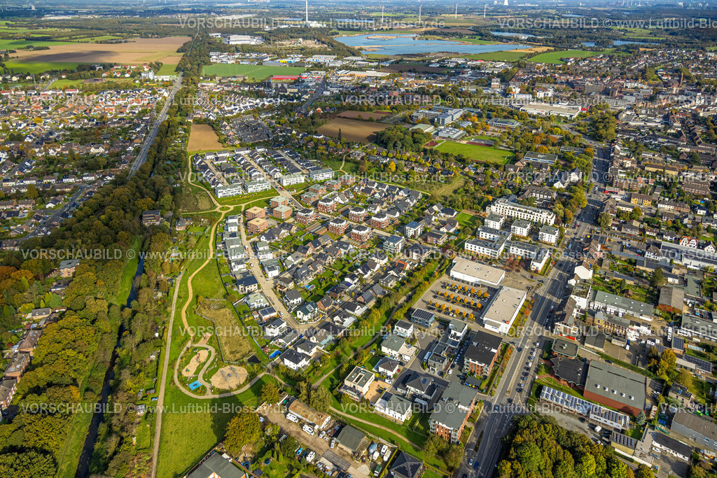 Kamp-Lintfort241013787 | Luftbild, Neubaugebiet an der Fossa, Wohnsiedlung und Parkanlage mit Spielplatz Fossa Volkenroder Straße, Kanal Fossa Eugeniana, rechts Wohngebiet und Caritas Seniorenzentrum St. Josef an der Moerser Straße, hinten das Georg-Forster-Gymnasium und Stadthalle, Kamperbruch, Kamp-Lintfort, Ruhrgebiet, Nordrhein-Westfalen, Deutschland