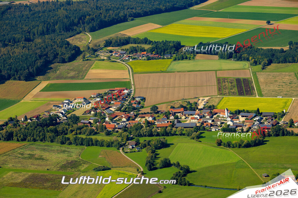 Das Luftbild zeigt : Greißing Geiselhöring - Die Luftaufnahme wurde 2023 vom UL-Flugzeug aus erstellt ( keine Drohne ) - Hochauflösende Luftaufnahme - Für grossformatige Ausdrucke geeignet. Die Geschenkidee !Mit Lizenz und Bildrechte bestellbar
