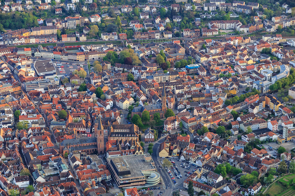 Luftbild: Stiftskirche UL Frau und St. Ägidius in Neustadt an der Weinstraße im Bundesland Rheinland-Pfalz in Deutschland. Foto: IMG_106806.jpg vom 21.04.2018 durch Werner Riehm/FLY-FOTO.de