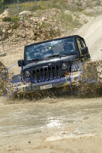 DSC08982 | Vierradfahrzeuge testen unterschiedliches Terrain - ueber Stock und Stein

Offroad Grundkurs im Steinbruch. Unterschiedliche Fahrgegebenheiten mit dem gelaendegaengigem Offroad-Fahrzeug. 

Deutschland, Geisingen, Steinbruch Meichle und Mohr, 10.06.2023