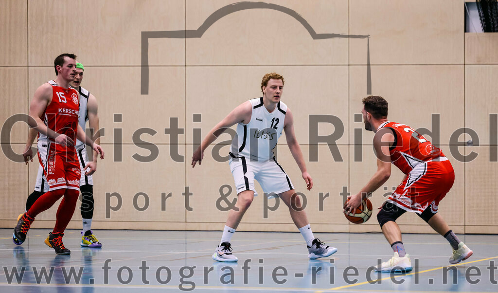 2022-12-03_102_TSV_Vaterstetten_gegen_TG_Landshut | Vaterstetten, Deutschland, 03.12.2022:
Basketball, Bayernliga Herren Südost 2022 / 2023, 7. Spieltag, TSV Vaterstetten gegen TG Landshut, Endergebnis: 71:78

Florian Meingast (TG Landshut, #15), F. Sutur (TSV Vaterstetten, #3), Alain Gales (TSV Vaterstetten, #12),  (TG Landshut, #21)

Foto: Christian Riedel / fotografie-riedel.net