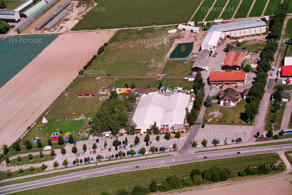Adamshof | Luftbild: Adamshof in Kandel im Bundesland Rheinland-Pfalz in Deutschland. Foto: ROL01019.jpg vom 28.08.2005 durch Werner Riehm/FLY-FOTO.de - Realisiert mit Pictrs.com
