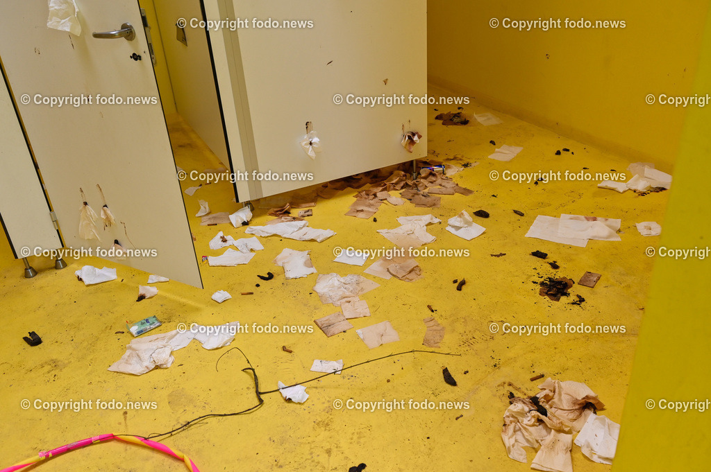 Pichlingersee_ Roma_ Sinti_ Camping_ Linz_ 03.05.2023-15 | 03.05.2023, Pichlingersee, AUT, Roma, Sinti, Camping, im Bild zurueckgelassene Campingflaeche, Mist, Muell, WC Anlage, Toilette, Kanister, Drohne