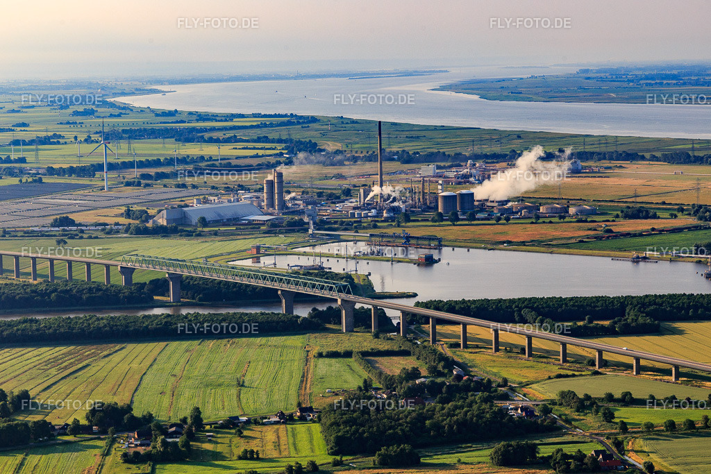 Yara Brunsbüttel GmbH an der Mündung des Nord-Ostsee-Kanals in die Elbe https://www.yara.de/ueber-yara/yara-deutschland/yara-standorte-deutschland/brunsbuttel/ | Luftbild: Yara Brunsbüttel GmbH an der Mündung des Nord-Ostsee-Kanals in die Elbe https://www.yara.de/ueber-yara/yara-deutschland/yara-standorte-deutschland/brunsbuttel/ in Büttel im Bundesland Schleswig-Holstein in Deutschland. Foto: IMG_0007113.jpg vom 11.07.2021 durch Werner Riehm/FLY-FOTO.de - Realisiert mit Pictrs.com
