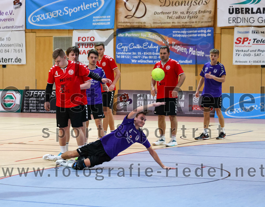 2022-11-12_058_SpVgg_Altenerding_III_gegen_TV_Altoetting_II | Erding, Deutschland, 12.11.2022:
Handball, Bezirksklasse Männer 2022 / 2023, 4. Spieltag, SpVgg Altenerding III gegen TV Altötting II, Endergebnis: 32:25

Sebastian Kieswimmer (TV Altötting, #4), Tim Saalborn (SpVgg Altenerding, #8), Andreas Klaffke (TV Altötting, #37), Luca Niklas Hoehl (SpVgg Altenerding, #27)

Foto: Christian Riedel / fotografie-riedel.net