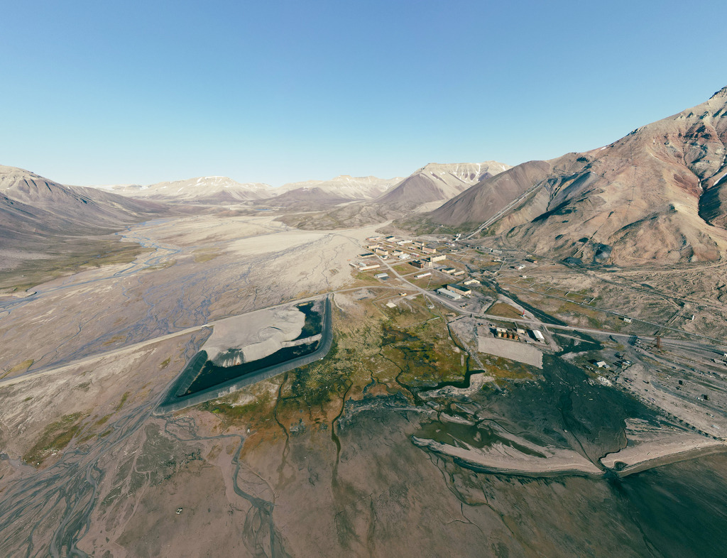 Pyramiden-auf-Spitzbergen-aus-der-Luft 21 - URBANISTER | default - Realisiert mit Pictrs.com