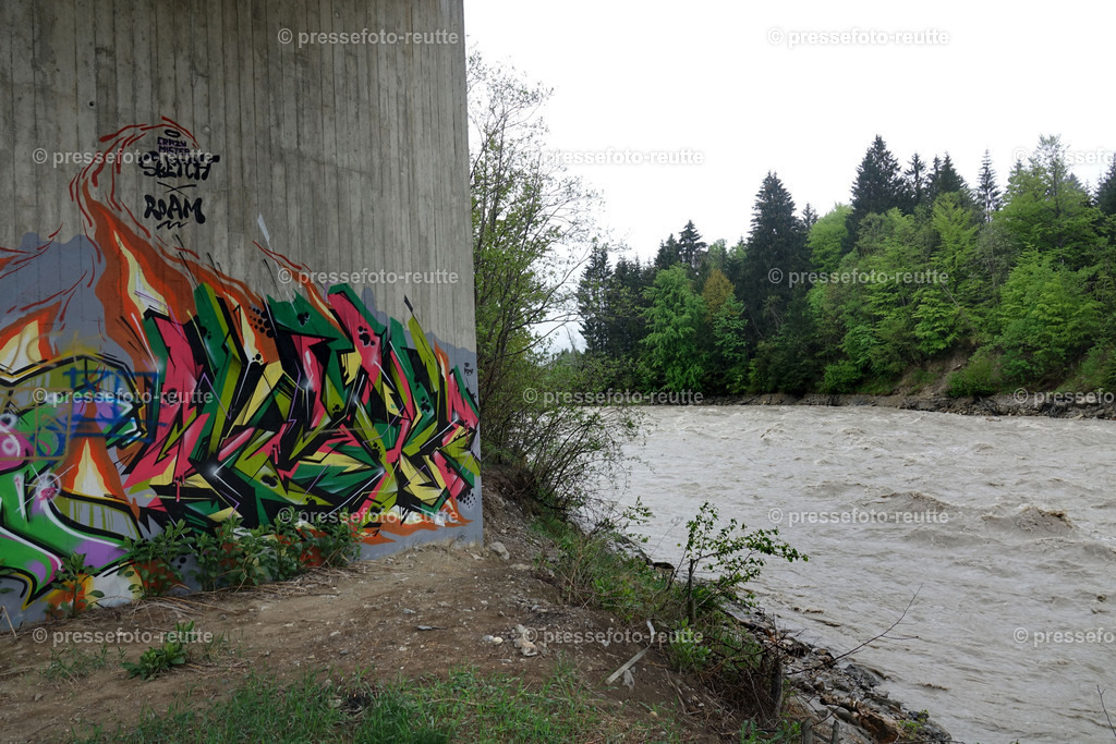 welltvi-Lechbruecke_B179-Pflach-Hochwasser-21052019-DSD01376 | Info aus dem Bezirk Reutte/Ausserfern Tirol sowie eine umfangreiche Bilddatenbank über die gesamte Region: Lechtal, Talkessel Reutte, Tannheimertal, Zwischentoren. Lech, Plansee, Zugspitze, Grenztunnel, B179, Fernpassstraße, Verkehr, Lawinen, Tradition, - Realisiert mit Pictrs.com