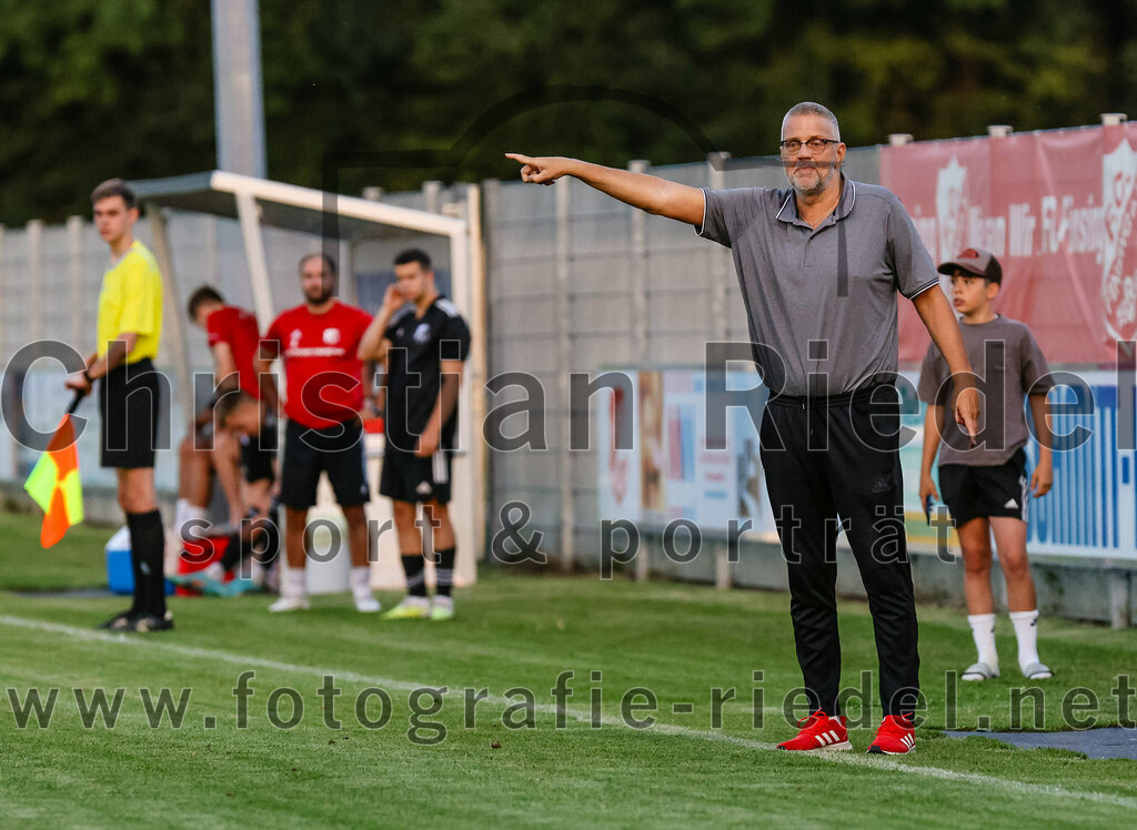 2023-07-20_058_FC_Finsing_gegen_TSV_Wartenberg | Finsing, Deutschland, 20.07.2023:
Fußball, Kreisliga 2023 / 2024, Testspiel, FC Finsing gegen TSV Wartenberg, Endergebnis: 1:0

Trainer Christian Grüll (TSV Wartenberg)

Foto: Christian Riedel / fotografie-riedel.net