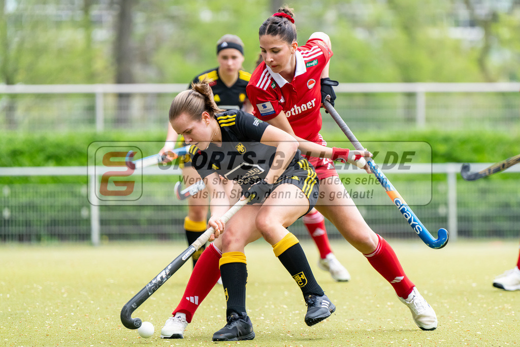 HK_20240407_100168 | 1. Bundesliga Hockey Damen Rot-Weiss Köln - Harvestehuder THC am 7.4.2024 Rot-Weiss Köln, Köln , Bauer Kataharina ( Harvestehuder THC #17 ) , Maja Weber ( Rot-Weiss Köln #21 )