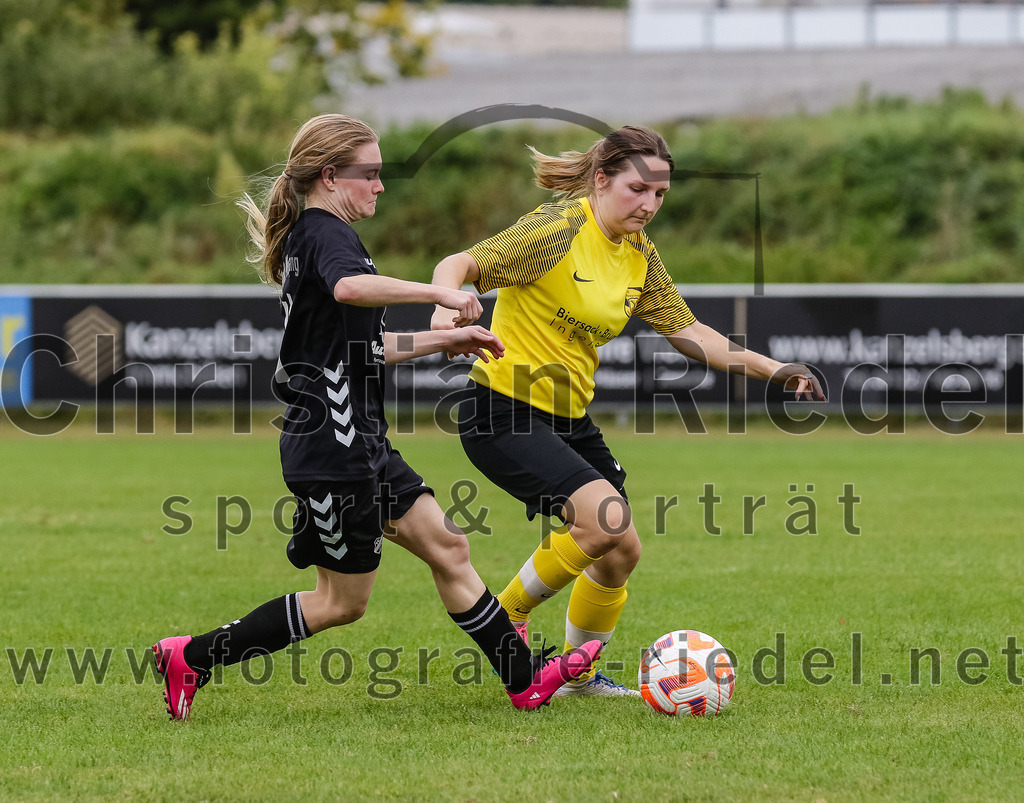 2023-10-08_006_FC_Moosinning_gegen_SG_TSV_St_Wolfgang-FC_Lengdorf | Moosinning, Deutschland, 08.10.2023:
Fußball, Kreisliga 2023 / 2024, 4. Spieltag, FC Moosinning gegen (SG) TSV St.Wolfgang/FC Lengdorf, Endergebnis: 

Nina Grundner ((SG) TSV St.Wolfgang/FC Lengdorf, #11), Tatjana Beslic (FC Moosinning, #15)

Foto: Christian Riedel / fotografie-riedel.net