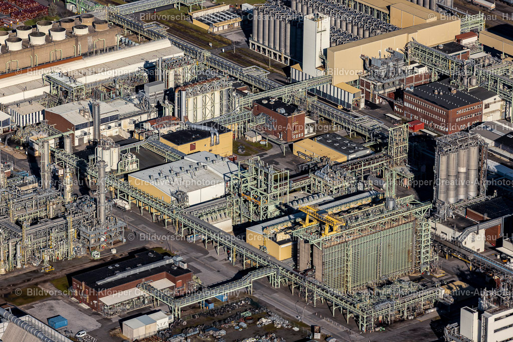 Luftbilder Dormagen -6818 | Technische Anlagen im Industriegebiet Chempark Dormagen im Ortsteil Chorweiler in Köln im Bundesland Nordrhein-Westfalen. Der Produktionsschwerpunkt des Standorts liegt auf der Entwicklung und Herstellung von Pflanzenschutzmitteln, Polymeren, Kunststoffen und Kautschuken - Realisiert mit Pictrs.com