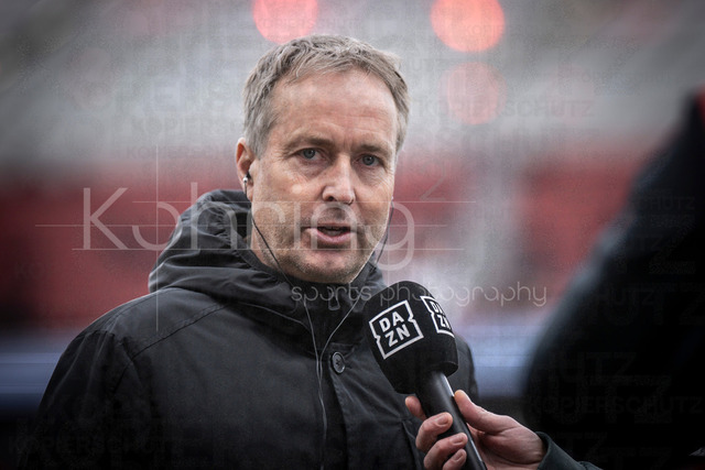 German Bundesliga, Bayer 04 Leverkusen vs. FC Bayern München, 14.03.2026 | LEVERKUSEN, GERMANY - MARCH 14:  Kasper Hjulmand (Head Coach Bayer 04 Leverkusen) before the German Bundesliga match on gameday 26 between Bayer 04 Leverkusen vs. FC Bayern München at BayArena on March 14, 2026 in Leverkusen, Germany. DFL REGULATIONS PROHIBIT ANY USE OF PHOTOGRAPHS AS IMAGE SEQUENCES AND/OR QUASI-VIDEO.