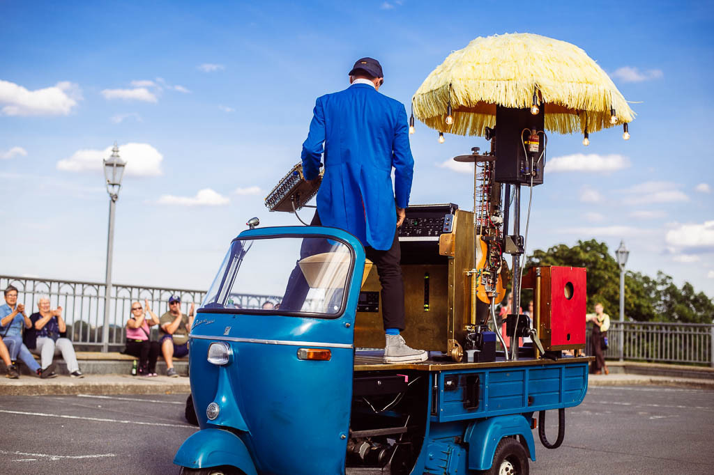 Universal Druckluft Orchester | Das Universal Druckluft Orchester mit Peter Till am Forte Belvedere Leisnig zum Festival Hallo Leisnig 2022. - Realisiert mit Pictrs.com