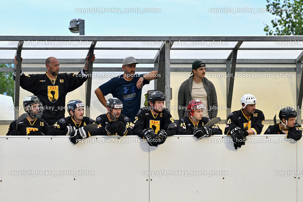 ASKÖ Hockey Villach vs. VAS Ballhockey  | Spielerbank VAS Ballhockey, Headcoach VAS Ballhockey Eder Manfred, ASKÖ Hockey Villach vs. VAS Ballhockey , ASKÖ Hockey Villach vs. VAS Ballhockey  am 06.07.2025 in Villach (Alpen Arena ), Austria, (Photo by Bernd Stefan)