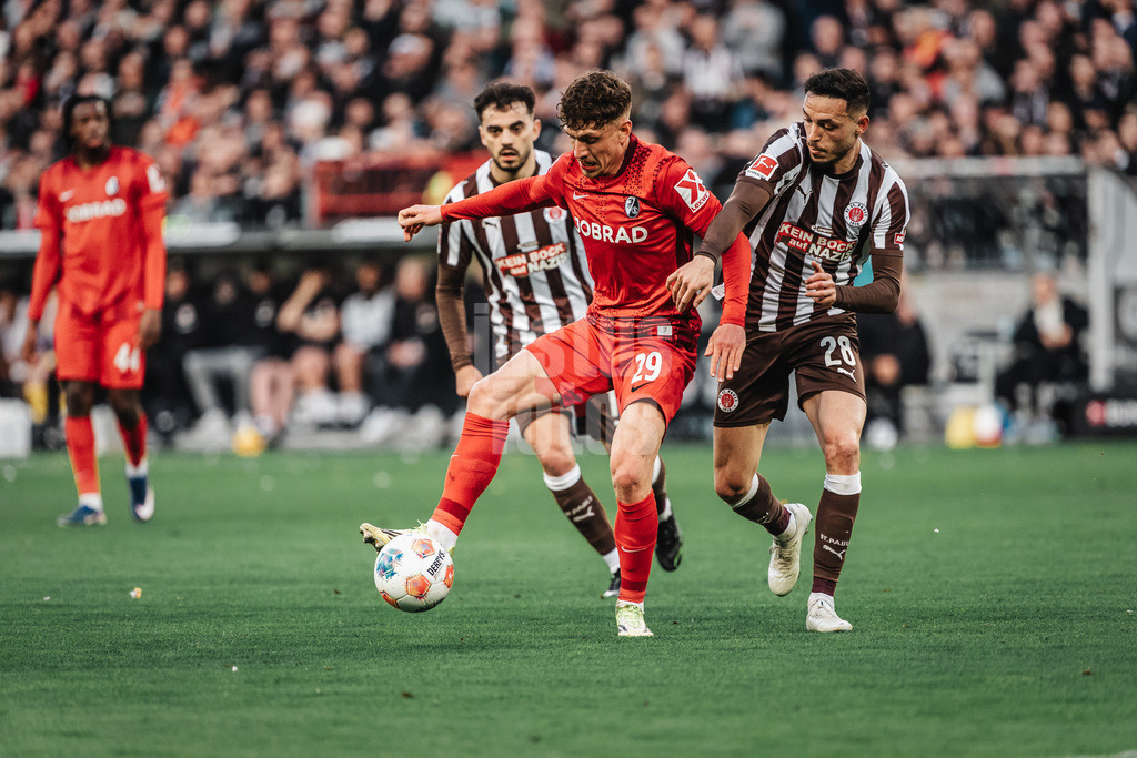 Fußball | Männer | Saison 2025/2026  | Fußball-Bundesliga | 27. Spieltag | FC St. Pauli vs. SC Freiburg | 22.04.2026 | v.l. Philipp Treu (#29, SC Freiburg) gegen Mathias Pereira Lage (#28, FC St. Pauli)