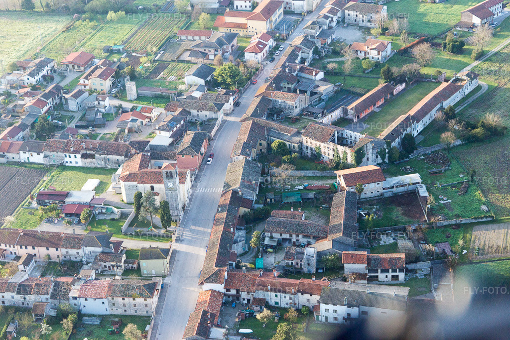 Vue aérienne: Vue de la ville à San Paolo dans le département Frioul-Vénétie Julienne, Italie. Photo: IMG_105655.jpg prise le 08/04/2018 par Werner Riehm/FLY-FOTO.eu – Résolution de l'original: 5472 x 3648 px