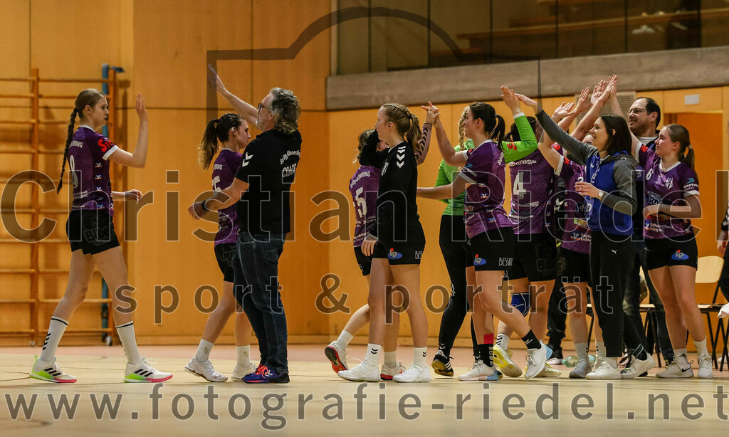2024-02-24_094_SpVgg_Altenerding_gegen_SSG_Metten_Frauen | Erding, Deutschland, 24.02.2024:
Handball, Bezirksoberliga Frauen Altbayern 2023 / 2024, 15. Spieltag, SpVgg Altenerding gegen SSG Metten, Endergebnis: 32:28

Greta Felbinger (SpVgg Altenerding, #8), Trainer Andreas Mittermeier (SpVgg Altenerding), Janina Konrad (SpVgg Altenerding, #2)

Foto: Christian Riedel / fotografie-riedel.net