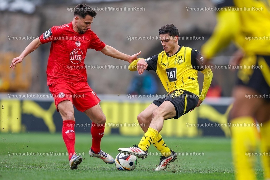 BVBII01032501036 | 2025.03.01, Fußball, 3.Liga, Borussia Dortmund II - Rot-Weiss Essen, Stadion Rote Erde, Saison 2024 2025: Ahmet Arslan (RWE #6) im Zweikampf gegen Kjell Wätjen (BVBII #38)