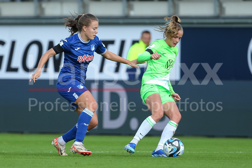 Fussball, Google Pixel Frauen-Bundesliga, VfL Wolfsburg - TSG 1899 Hoffenheim | v.li.: Mara Alber (TSG 1899 Hoffenheim, 11) und Vivien Endemann (VfL Wolfsburg, 25) im Zweikampf, Duell, Dynamik, Aktion, Action, Spielszene, DIE DFB-RICHTLINIEN UNTERSAGEN JEGLICHE NUTZUNG VON FOTOS ALS SEQUENZBILDER UND/ODER VIDEOÄHNLICHE FOTOSTRECKEN. DFB REGULATIONS PROHIBIT ANY USE OF PHOTOGRAPHS AS IMAGE SEQUENCES AND/OR QUASI-VIDEO.