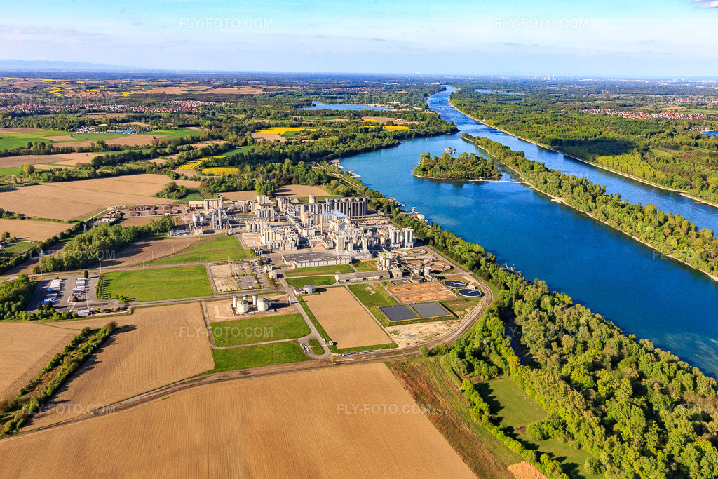 Aerial view: Chemical factory Roquette Frères on Lake Beinheim in Beinheim in the state Bas-Rhin, France. – Photo: IMG_099044.jpg taken on 04/23/2017 by Werner Riehm/FLY-FOTO.com – Resolution of the original: 5205 x 3470 px – Roquette: Turning Nature’s Potential into Life’s Essentials