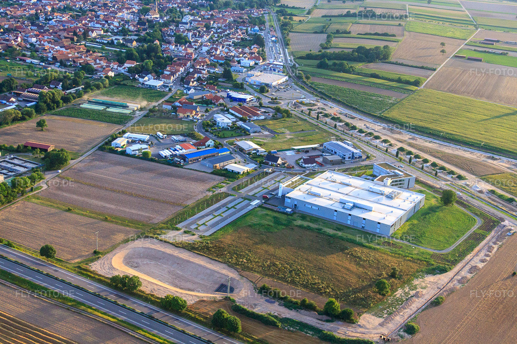 Luftbild: Neubau DBK David + Baader GmbH in Rülzheim im Bundesland Rheinland-Pfalz in Deutschland. – Foto: IMG_51452.jpg vom 04.08.2012 durch Werner Riehm/FLY-FOTO.de – Auflösung des Originals: 4752 x 3168 px – DBK Gruppe - Ihr Partner rund ums Heizen & Kühlen