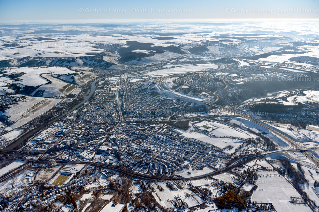 4043144 | HEIDINGSFELD 13.02.2021 Winterlich schneebedeckte Ortschaft an den Fluss- Uferbereichen des Main in Heidingsfeld im Bundesland Bayern, Deutschland. // Wintry snowy town on the banks of the river of the Main river in Heidingsfeld in the state Bavaria, Germany. Foto: Gerhard Launer