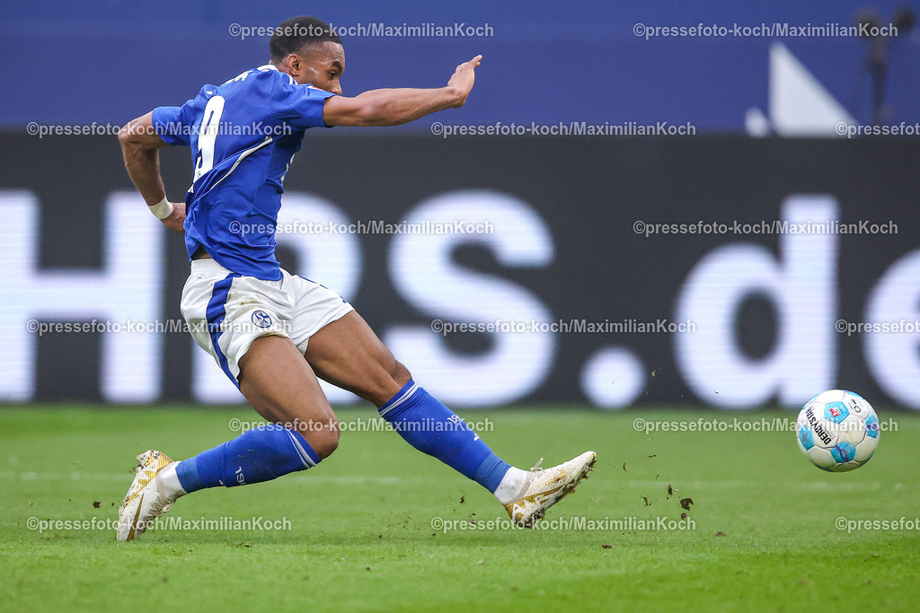 Schalke10112401038 | 10.11.2024, Fußball, FC Schalke 04 - SSV Jahn Regensburg, 2. Fußball Bundesliga, Veltins-Arena Gelsenkirchen, Saison 2024 2025: Moussa Sylla (S04 #9) schießt den BallDFB regulations prohibit any use of photographs as image sequences and or quasi-video.