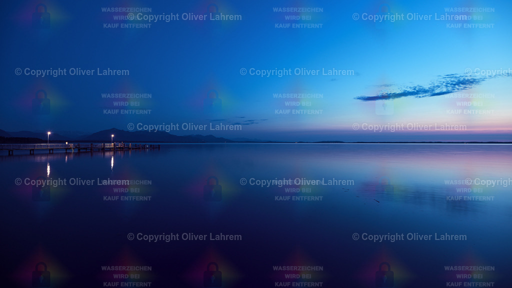 Blau Stunde am Chiemsee | Spiegelung zur Blauen Stunde am Chiemseeufer von Chieming