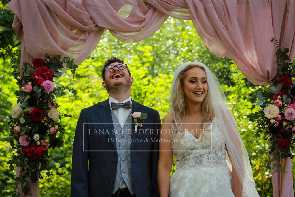 Hochzeit Sven _ Evi 08.07.22 Freie Trauung-20 | lanaschraderfotografie - Realisiert mit Pictrs.com