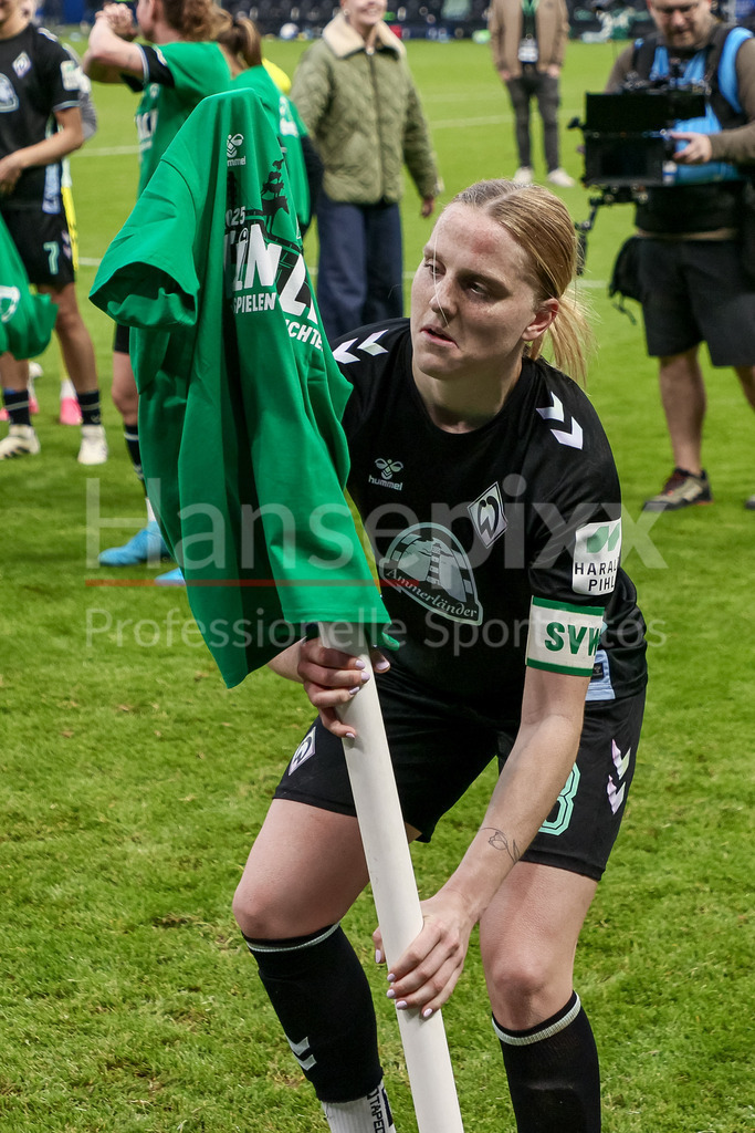 Fussball, DFB-Pokal Frauen, Hamburger SV - SV Werder Bremen | v.li.: Lina Hausicke (SV Werder Bremen, 18) hat das Sieger T-Shirst auf die Eckfahne des Hamburger SV gesteckt, mit Jubel über den Sieg, Freude über das gewonnene Spiel, DIE DFB-RICHTLINIEN UNTERSAGEN JEGLICHE NUTZUNG VON FOTOS ALS SEQUENZBILDER UND/ODER VIDEOÄHNLICHE FOTOSTRECKEN. DFB REGULATIONS PROHIBIT ANY USE OF PHOTOGRAPHS AS IMAGE SEQUENCES AND/OR QUASI-VIDEO.