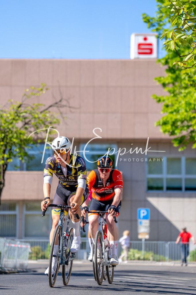 Spurt in den Mai 2026 - Großer Preis der Sparkasse Neuss | Annual one-day road cycling race "Großer Preis der Sparkasse Neuss" held in Büttgen, Germany, organized by VfR Büttgen 1912 e.V. The event features multiple races across all age categories from U11 youth to Elite men. - Realisiert mit Pictrs.com