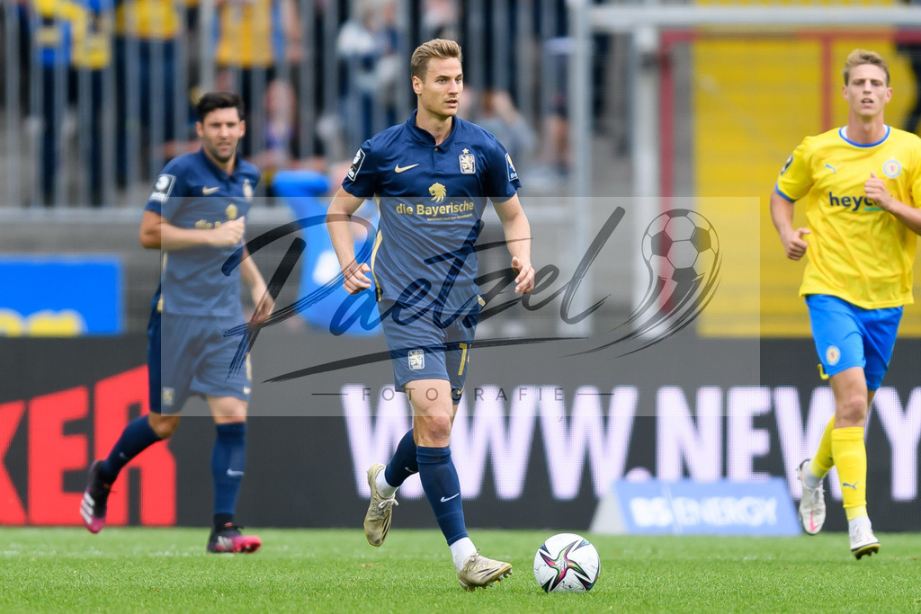 EBSTSV20210828_195 | Fussball, Herren: Dennis Dressel (TSV 1860 Muenchen) in Aktion, am Ball, Einzelaktion beim Spiel der 3. Liga zwischen Eintracht Braunschweig und TSV 1860 Muenchen im Eintracht-Stadion am 28.08.2021 in Braunschweig, Deutschland.DFB / DFL REGULATIONS PROHIBIT ANY USE OF PHOTOGRAPHS AS IMAGE SEQUENCES AND/OR QUASI-VIDEO. - Realisiert mit Pictrs.com