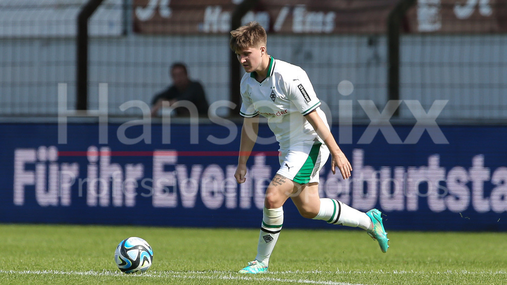 Fussball, 2. Frauen-Bundesliga, SV Meppen - Borussia Mönchengladbach | v.li.: Paula Klensmann (Borussia Mönchengladbach, 5) Freisteller, Einzelbild, Ganzkörper, Aktion, Action, Spielszene, DIE DFB-RICHTLINIEN UNTERSAGEN JEGLICHE NUTZUNG VON FOTOS ALS SEQUENZBILDER UND/ODER VIDEOÄHNLICHE FOTOSTRECKEN. DFB REGULATIONS PROHIBIT ANY USE OF PHOTOGRAPHS AS IMAGE SEQUENCES AND/OR QUASI-VIDEO.