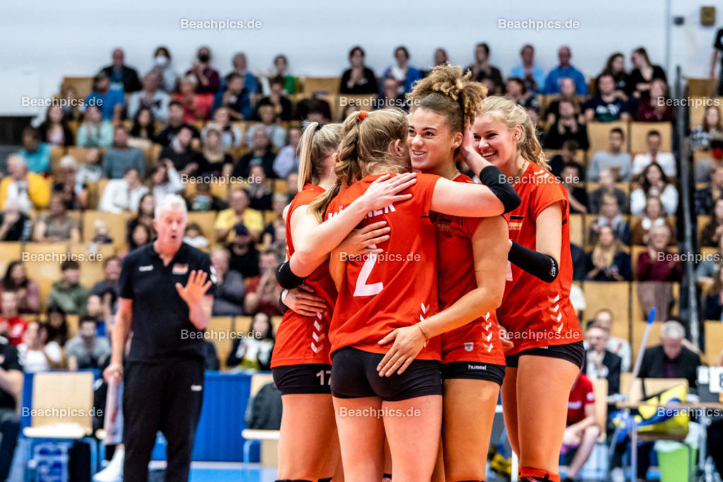 2022-00063392-Testspiel-Deutschland-Brasilien | Jubel Kimberly DREWNIOK #8 (Diagonal) GER, 17.09.2022; Berlin Foto: Gerold Rebsch - www.beachpics.de
