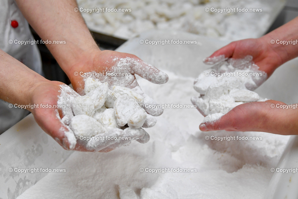 Baeckerei St. Valentin_ Love Keks_ 09.02.2023-15 | 09.02.2023, St. Valentin, AUT, Baeckerei Schneller, Love Keks im Bild Johannes Schneller und Martina Kaufmann tauchen die frischen Love Keks in Staubzucker