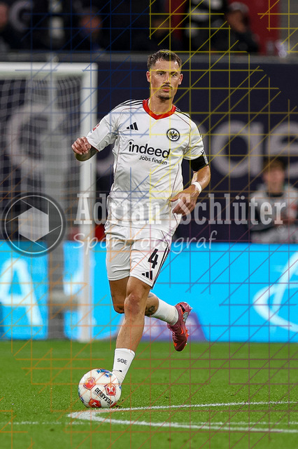 Bayer 04 Leverkusen vs Eintracht Frankfurt - Bundesliga  | Leverkusen, Deutschland, 12.09.25:   Robin Koch (Eintracht Frankfurt) in Aktion am Ball, Einzelaktion waehrend des Spiels der Bundesliga zwischen  Bayer 04 Leverkusen vs Eintracht Frankfurt in der BayArena(Foto von Brauer-Fotoagentur / Adrian Schlueter)